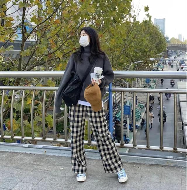 灰色配什么颜色好看，灰色裤子搭配什么颜色上衣（灰色搭配这10个颜色）