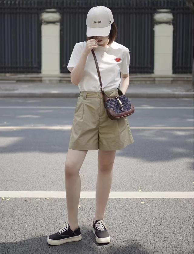 卡其色裤子配什么颜色鞋子，白色裤子配什么鞋子好看（卡其色短裤搭配什么颜色上衣好看）