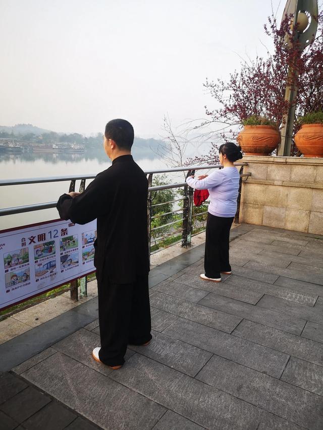 站桩怎样参照十二经络练习，怎样站桩才能练出功夫