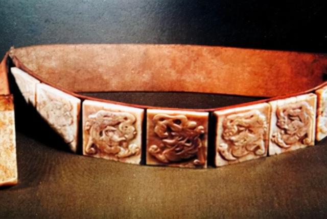 晚礼服短款有哪些，黄色晚礼服短款（古代女性服饰中主服的“中短款”）