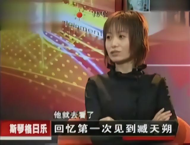 53岁斯琴格日乐晒近照，眼袋明显身体发福，臧天朔去世后一直单身
