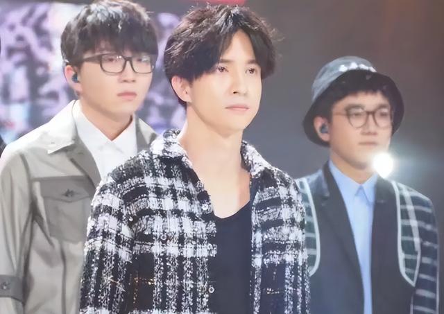 明日之子薛之谦摔话筒是哪一期，明日之子、薛之谦摔话筒离场是哪一期（《明日之子》薛之谦摔话筒离场那一期）