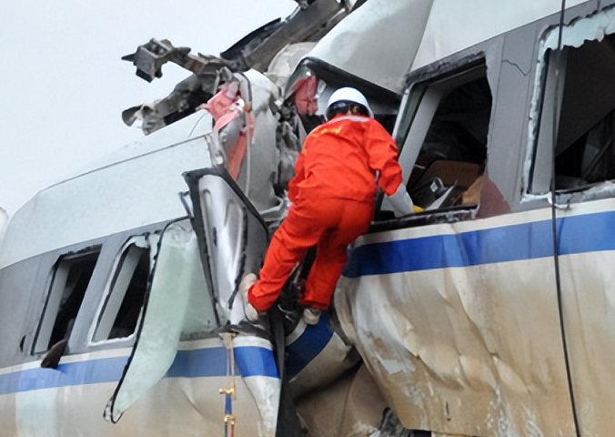 d301次列车的1-4节,d3115次列车的15-16节全部脱轨,事故发生后,有关