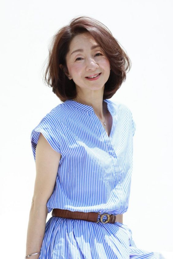 这才是50岁女人该有的发型,蓬松利落又大气,比披头长发好看多了