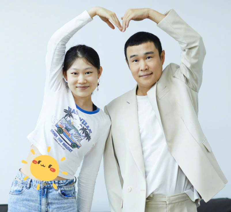 小沈阳为沈春阳庆生!送妻子60万手镯,17岁女儿颜值不输明星