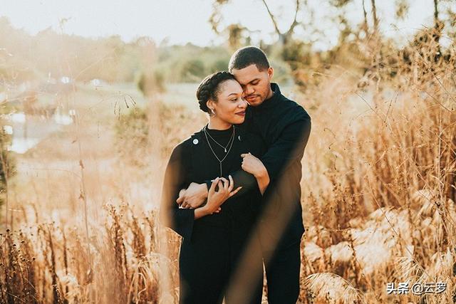 八个情侣经典POSE，全网最好听的四对情侣（情侣拍照的80个姿势）