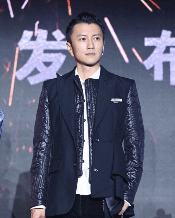 穿西装的帅哥(40岁的男人穿西装) - 赤虎壹号