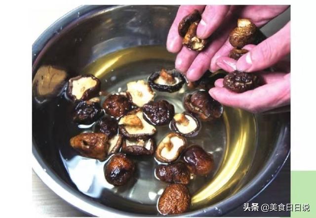食用香菇前应该怎样处理，香菇要怎么处理才能吃（在家学做菜之香菇的处理方法）