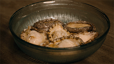 美贝怎么吐沙，2分钟花蛤快速吐沙子（洗白白盖上被子煮一煮）