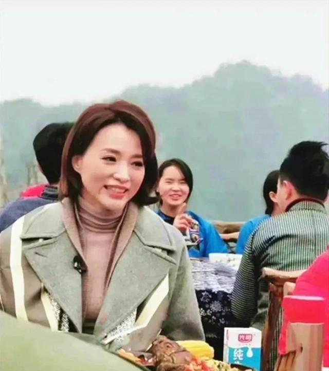 女主持人董卿近况，49岁董卿回农村吃席