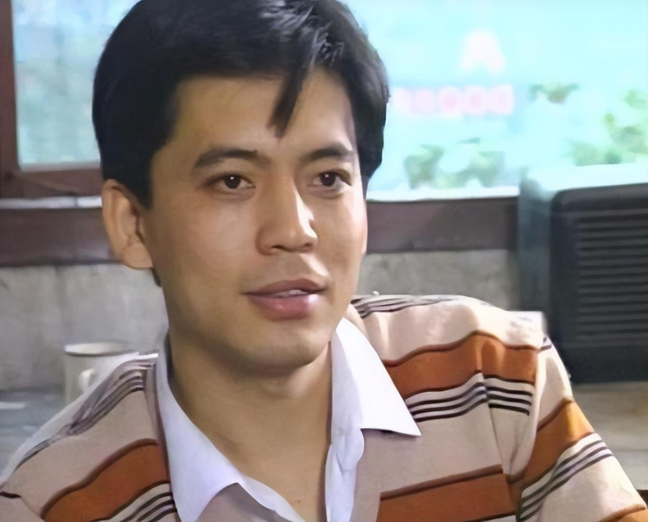 刚走到范雨跟前,他脸刷一下子就红了,紧张地赶紧跑走.