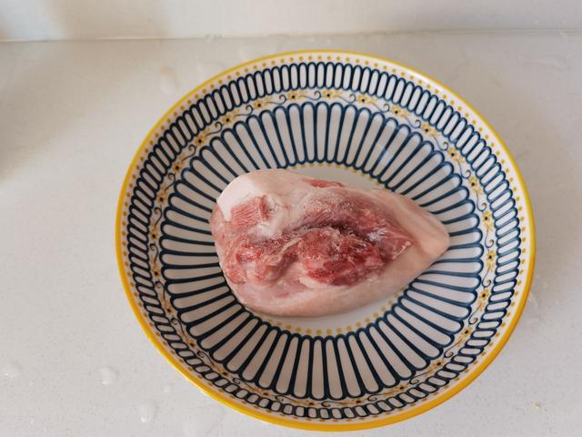 肉解冻要多久，冷冻鸡肉解冻要多久（不管冻多硬的猪肉）