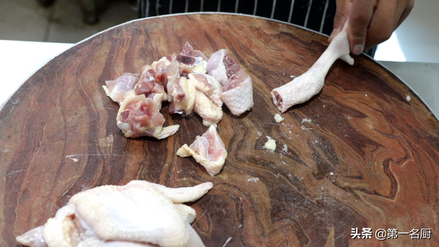 如何炖老母鸡汤好喝又营养，母鸡汤放什么材料煲汤好喝（鸡汤这样炖绝了）