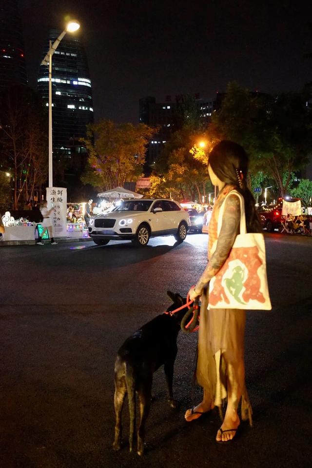 一句话霸气欢迎词，一句话欢迎词口号（三色路啊，就是不夜城）