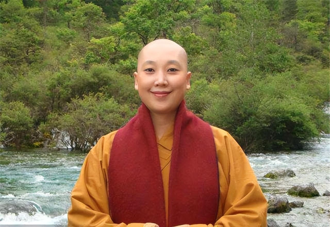 正当事业巅峰期的时候,身为万千歌迷喜爱的歌手,李娜却做出了一个荒诞