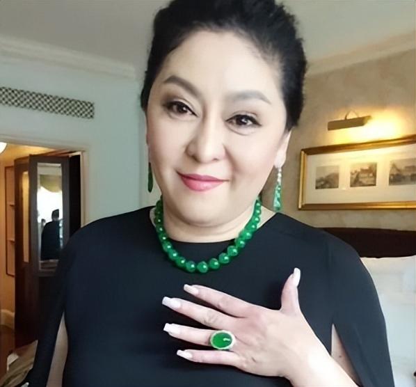 穿万元短裤种菜,豪宅像游乐园,翡翠戒指比向太的还贵,章子怡的家底有