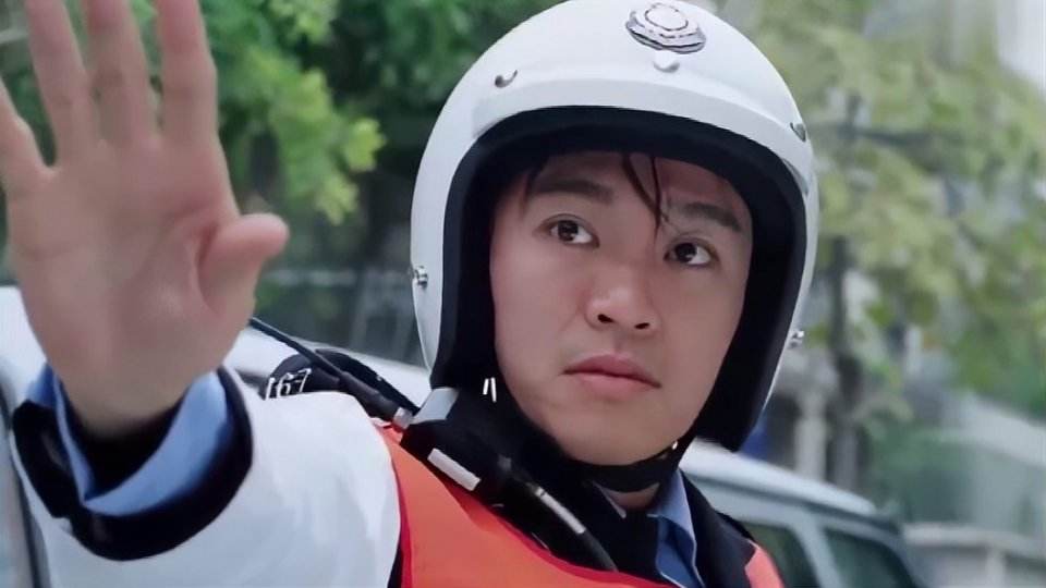 达叔跟周星驰合作的逃学威龙系列也是许多八零九零后的回忆,这部片子