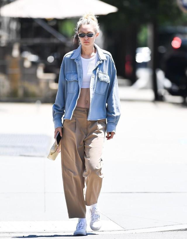 工装裤搭配禁忌，女黑工装裤搭什么上衣合适（直接一条“工装裤”就能满足）