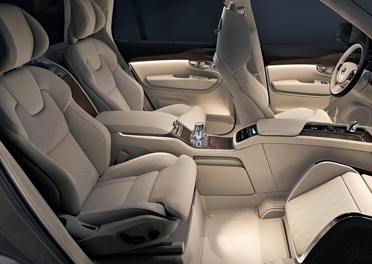 suv的车身会比轿车的高,那么在坐姿上,suv也会比轿车的坐姿高一些.