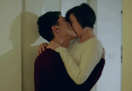 进入房间后,二人更是烈火遇干柴,胡歌直接将闫妮一把抱起,互相嘴对嘴