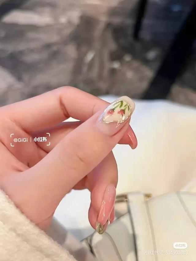 指甲油裸色和透明色有什么区别，护甲油和透明色的指甲油一样吗（显白好看，春夏必做）