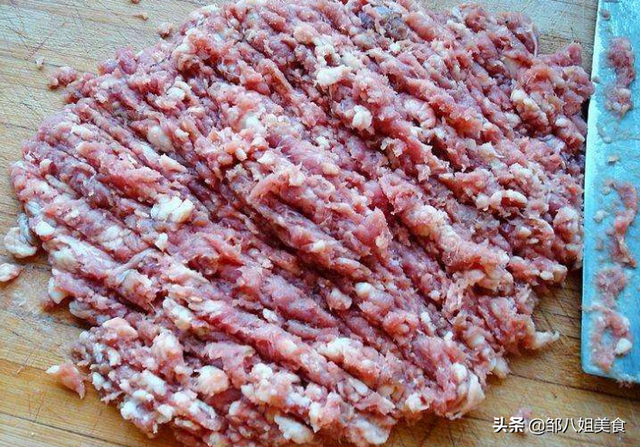 羊肉饺子馅配方窍门，羊肉饺子馅怎样调制（掌握好“一放两不放”的调馅技巧）