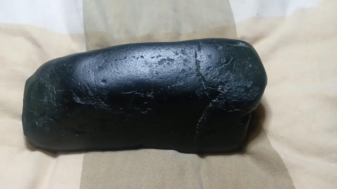 墨玉怎么鉴别真假 和田玉墨玉的真假之辩,和田玉墨玉与阳起石和透光性