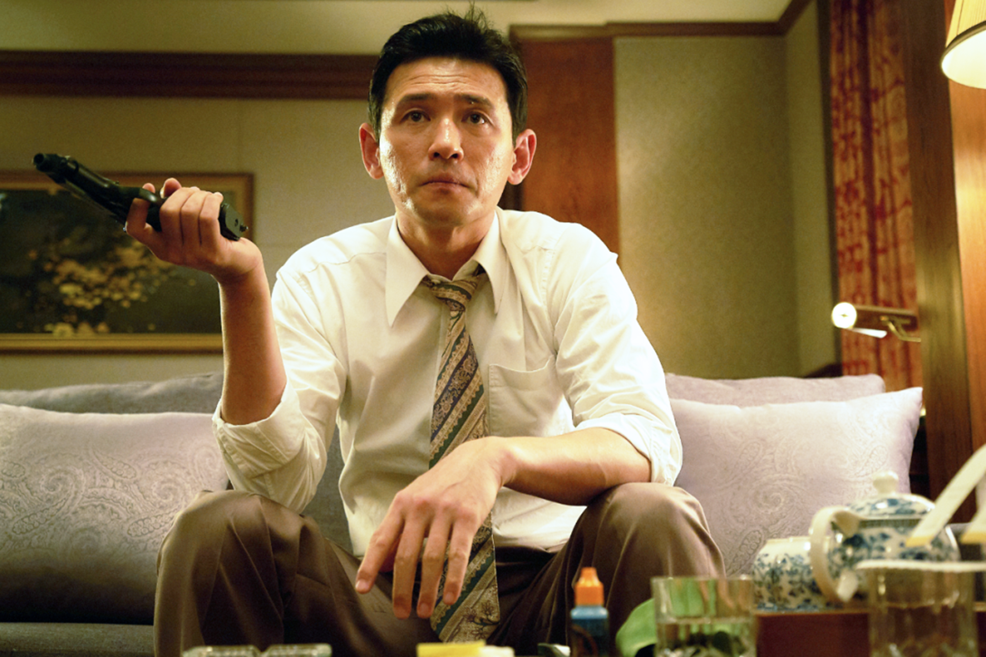 和他在《新世界》里饰演的丁青相比,这个角色因为特工的身份行为举止