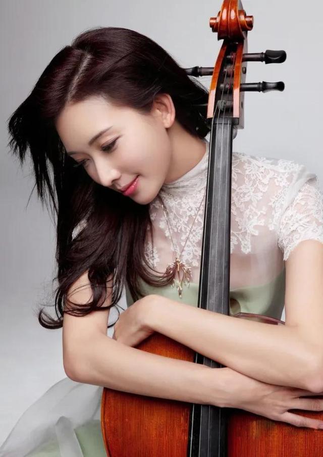 “性感女人”林志玲：“一脱成名”惹争议，马踏胸部吓死人，揪心