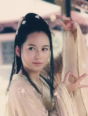 气质和教养是装不出来的，内心很干净人的特点（她的五官和轮廓是所有女演员中最美的）