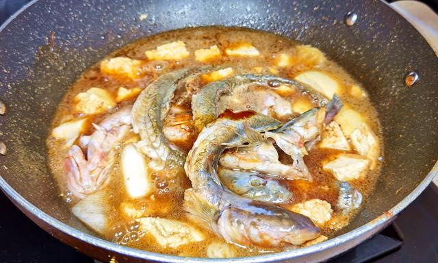 武昌鱼怎么做好吃，干烧武昌鱼的做法（炖豆腐吃特别香）