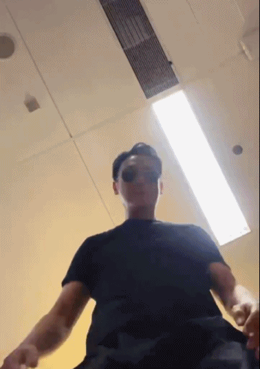 54岁tvb小生近况，54岁TVB肌肉男神晒父子合照