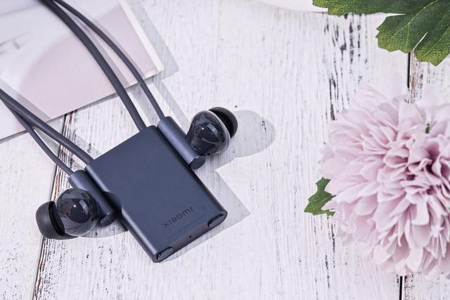 我想知道双镜头什么意思简单点，照相机双镜头什么意思（3200万像素前置双摄让自拍更美）